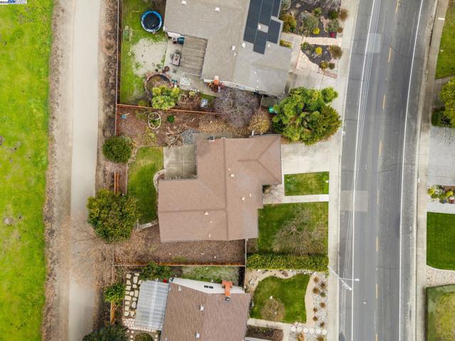 2935 Pine Valley Rd, San Ramon CA: https://media.crmls.org/mediaz/20f53bca-0df7-4176-9faa-33094a6ae635.jpg