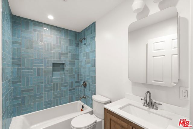 3792 1/2 Van Ness Avenue, Los Angeles CA: https://media.crmls.org/mediaz/20f66ed6-6b5a-450d-9157-18f20a30d20e.jpg