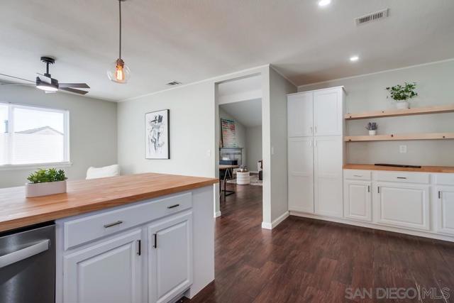 950 Funquest Dr, Fallbrook CA: https://media.crmls.org/mediaz/20f69626-c3ea-4e70-b542-3f5ffc60b12c.jpg