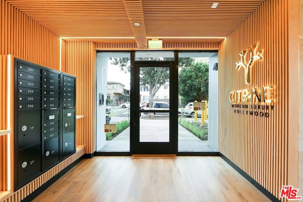 1525 N Hobart Boulevard