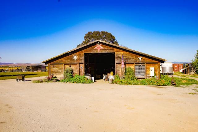 6200 Frye Lane, Hollister CA: https://media.crmls.org/mediaz/20f788bd-506a-4ded-97e7-7687eb2ee0a8.jpg