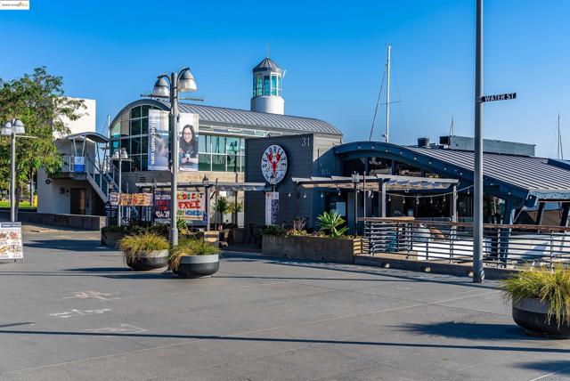 410 Webster St, Oakland CA: https://media.crmls.org/mediaz/20f872f5-a325-482e-a732-3c21cedd43d8.jpg