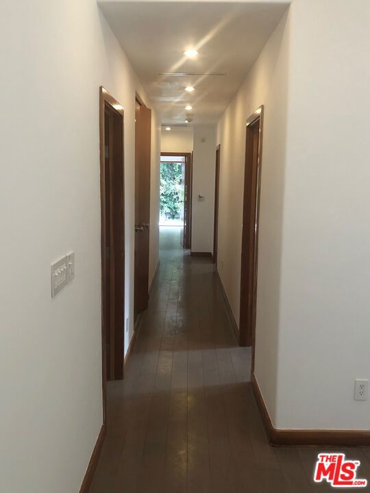 128 S Carson Road, Beverly Hills CA: https://media.crmls.org/mediaz/20f8fa10-1a20-4b6a-b3e2-0f1b55e012ec.jpg