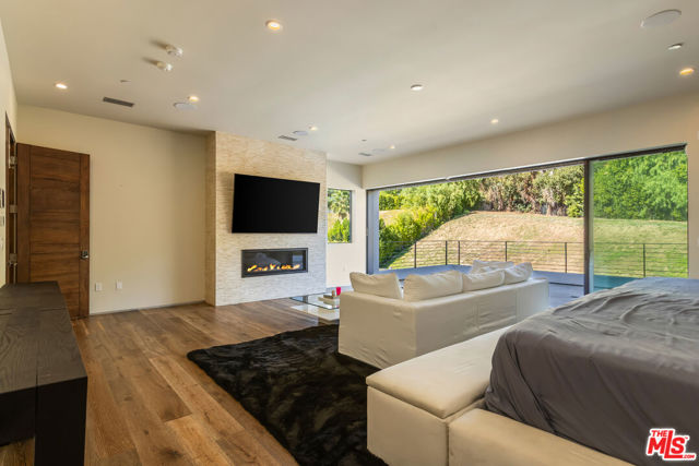 4607 Vanalden Avenue, Tarzana CA: https://media.crmls.org/mediaz/20f94026-c64c-4012-853b-0fe2a0f45c64.jpg