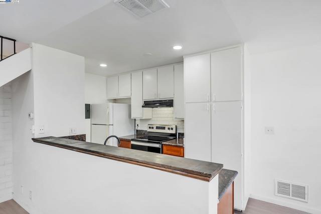 2274 Peacock Pl, Union City CA: https://media.crmls.org/mediaz/20f96297-fd29-484c-89c3-b0bbf87abd98.jpg