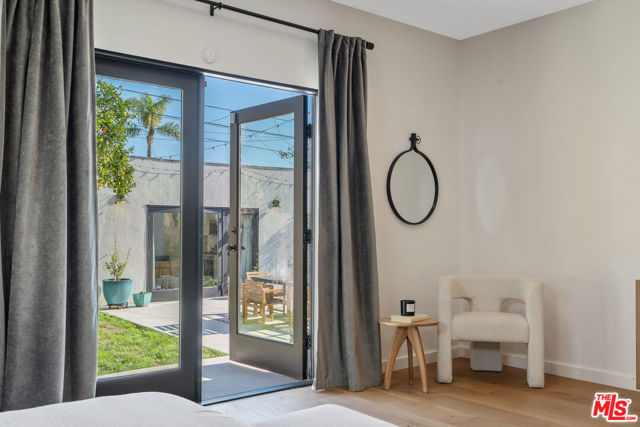 1280 S Sycamore Avenue, Los Angeles CA: https://media.crmls.org/mediaz/20f9d0cd-4c45-4883-ad09-229d158cbd18.jpg