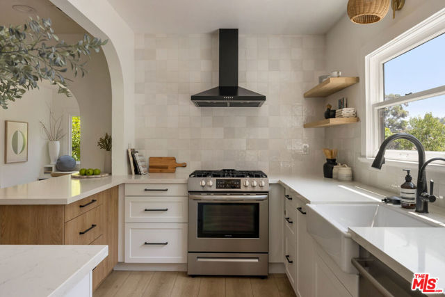 2236 Earl Court, Los Angeles CA: https://media.crmls.org/mediaz/20fa29eb-6cf6-4070-9dd1-d4cf9d838770.jpg