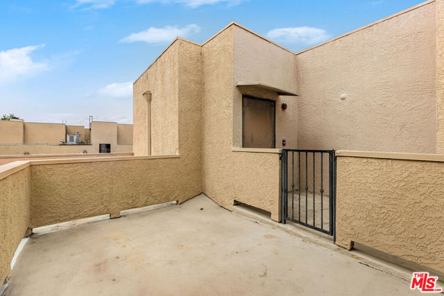 1633 S Bentley Avenue, Los Angeles CA: https://media.crmls.org/mediaz/20fac966-18f4-4161-8fa8-c9f669720732.jpg