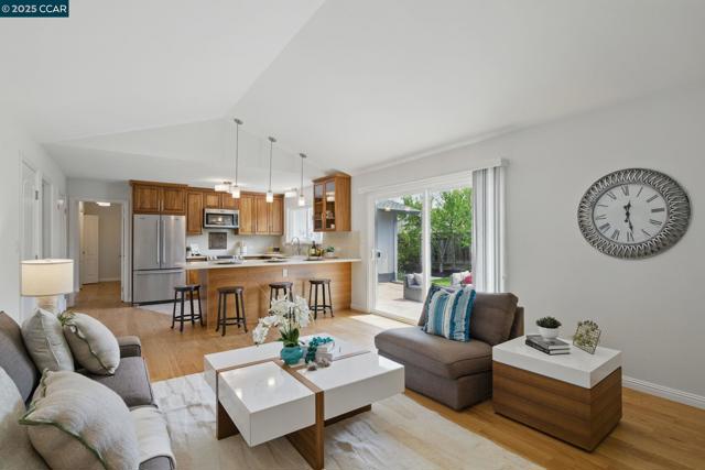 17 Bliss Ct., Pleasant Hill CA: https://media.crmls.org/mediaz/20fb3b6f-ecc8-4489-880b-9199f43e1fd5.jpg