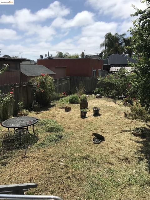 5607 Edgerly St, Oakland CA: https://media.crmls.org/mediaz/20fbac38-b785-4399-ba63-5df7a3c7ff04.jpg