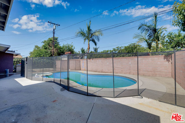 5633 Cedarglen Drive, Azusa CA: https://media.crmls.org/mediaz/20fbc4b4-e614-4308-99bf-4b45bd63099a.jpg