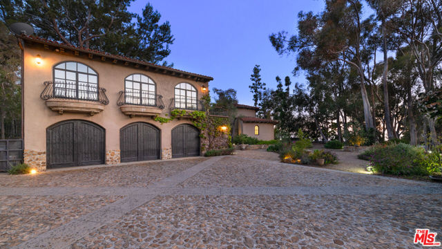 23806 Malibu Crest Drive, Malibu CA: https://media.crmls.org/mediaz/20fbdb17-41fe-4669-9fa3-b5c23e6cc7b9.jpg