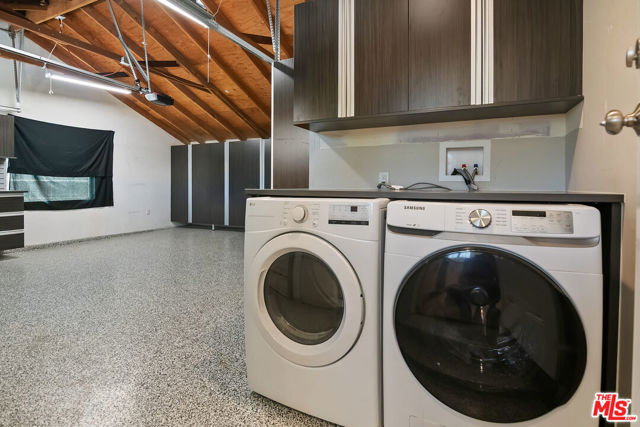 6421 Gaviota Avenue, Van Nuys CA: https://media.crmls.org/mediaz/20fbde35-9296-45f5-ae76-2893a90c16d6.jpg