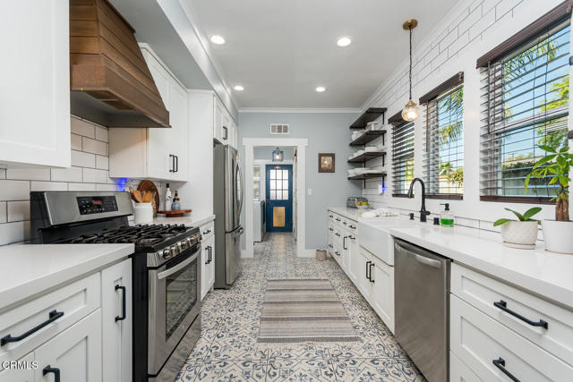 Detail Gallery Image 17 of 69 For 1955 N Los Robles Ave, Pasadena,  CA 91104 - 5 Beds | 3 Baths