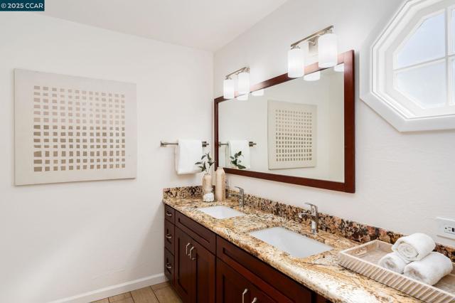 3402 Goyak Dr, Lafayette CA: https://media.crmls.org/mediaz/20fc4757-e317-40ad-971d-a616ce228b61.jpg
