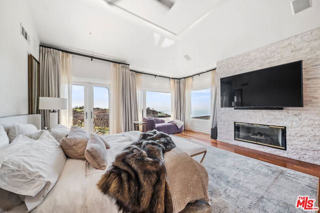 1821 Chastain, Pacific Palisades CA: https://media.crmls.org/mediaz/20fc4b7c-fc57-43ed-8732-f8f208e54d13.jpg