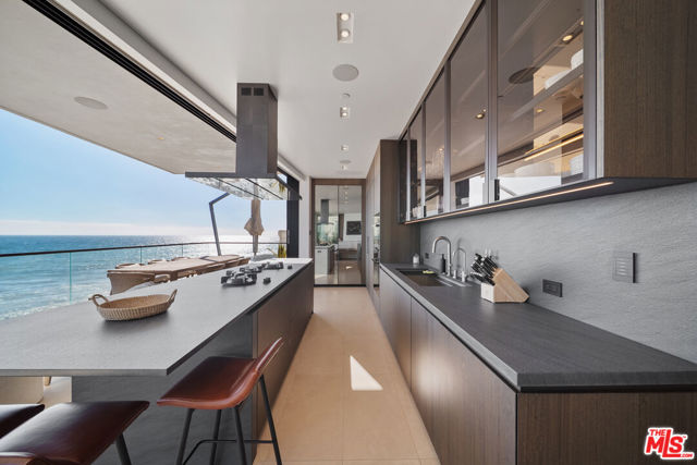 18954 Pacific Coast Highway, Malibu CA: https://media.crmls.org/mediaz/20fed2d0-6880-4087-9fa0-9aff394e16b9.jpg