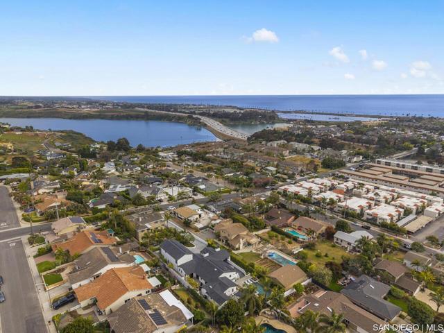 1170 Chinquapin AVE, Carlsbad CA: https://media.crmls.org/mediaz/2100d5a5-9532-46ff-a11e-7a23f5e1d024.jpg