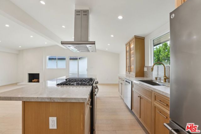 6731 Delco Avenue, Winnetka CA: https://media.crmls.org/mediaz/21014557-5fa1-44ac-99c8-9f03d74bc89d.jpg