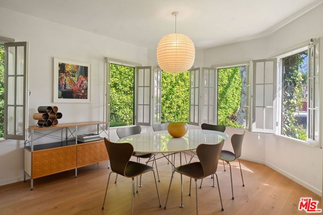 440 19th Street, Santa Monica CA: https://media.crmls.org/mediaz/210382b4-c01a-47cc-a6b7-beb5d20d4b45.jpg