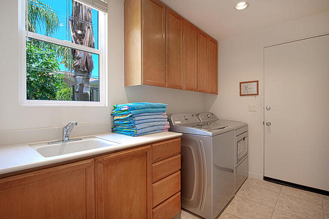 379 Tomahawk Drive, Palm Desert CA: https://media.crmls.org/mediaz/2103a1a5-042e-4a8e-a4b3-4fcab7f4f189.jpg