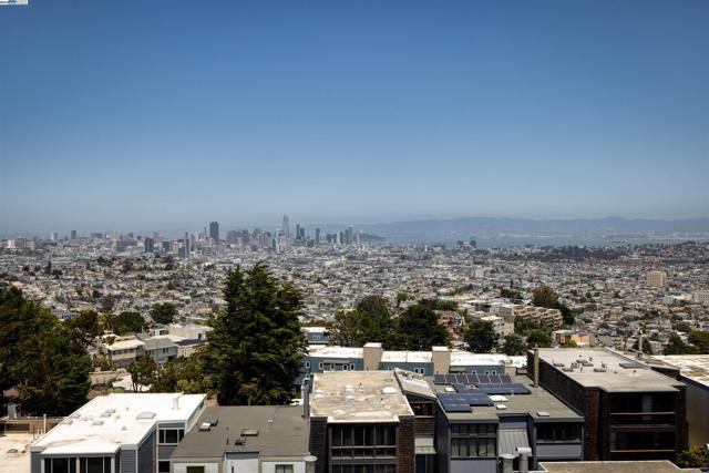 17 Ora Way, San Francisco CA: https://media.crmls.org/mediaz/21041218-96ce-4881-9b43-14b9e7d158d3.jpg