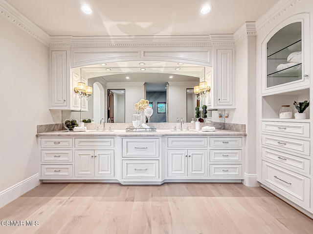 25877 Shady Oak Lane, Valencia CA: https://media.crmls.org/mediaz/2105285b-fc72-4aef-8397-e56655bcad80.jpg