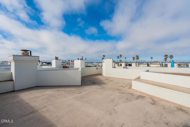 3300 Ocean Drive, Oxnard CA: https://media.crmls.org/mediaz/21065710-f7bc-40a6-9244-c1dac14dc810.jpg