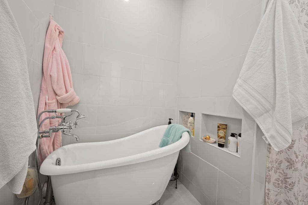 https://media.crmls.org/mediaz/2106a312-f9bd-4eb3-b8d8-da9908f89f6f.jpg?preset=X-Large