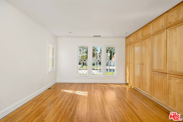 614 S Orange Drive, Los Angeles CA: https://media.crmls.org/mediaz/2106d43c-b95f-4657-bad8-7e034cdb01ba.jpg