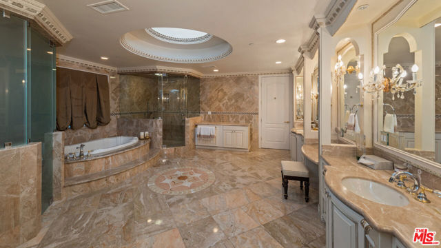 1455 Robmar Drive, Beverly Hills CA: https://media.crmls.org/mediaz/21074d5c-c977-46c3-97a7-08d76222c43a.jpg