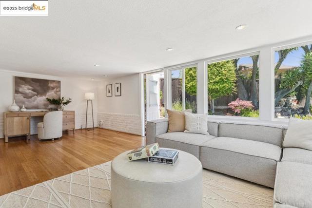 3308 Ahern CT, Richmond CA: https://media.crmls.org/mediaz/21082e7e-5f70-4581-bff1-6cd5c2a23ce5.jpg