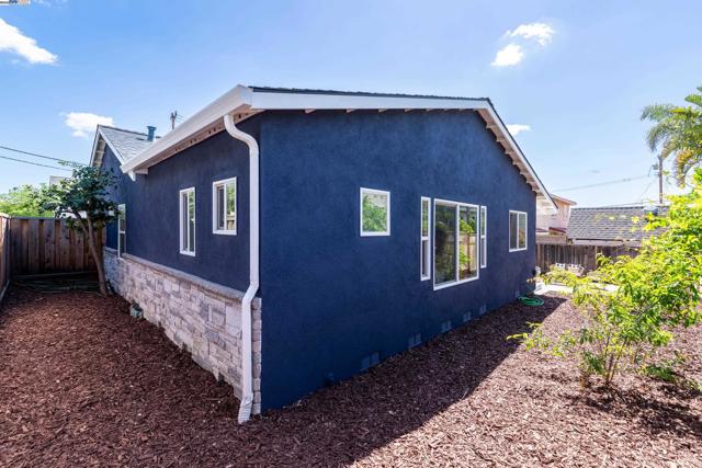 401 Emerson St, Fremont CA: https://media.crmls.org/mediaz/21083574-2f80-42e3-97e8-cea92839e5ac.jpg