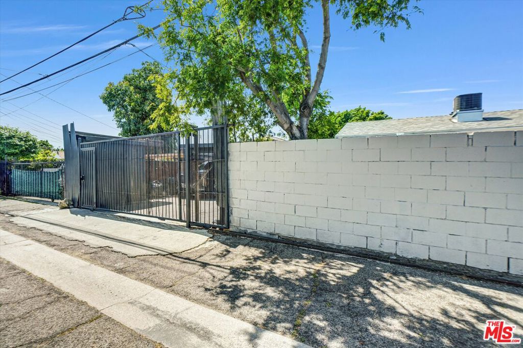 https://media.crmls.org/mediaz/2108e500-d3f3-496e-8bd8-295a09bbe497.jpg?preset=X-Large