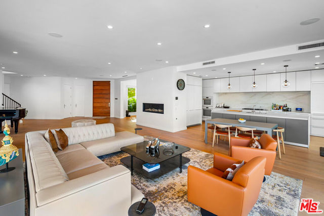 8545 Charl Lane, Los Angeles CA: https://media.crmls.org/mediaz/21096670-341f-4264-b826-63481820a6d0.jpg