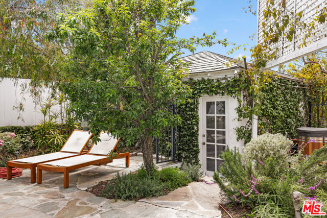2558 Glendower Avenue, Los Angeles CA: https://media.crmls.org/mediaz/210addcb-ba5d-4e2f-b950-11a2ced0506c.jpg