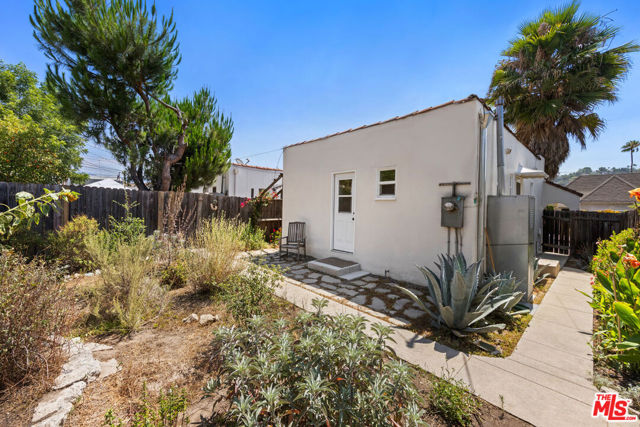 4015 Shelburn Court, Los Angeles CA: https://media.crmls.org/mediaz/210b1a16-6b25-4bb7-a764-ad4b66d5a2ac.jpg