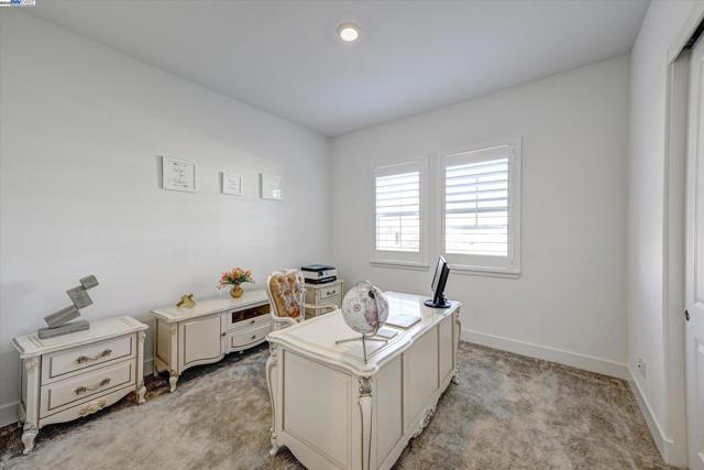 4072 Whitney Vista Ln, Rocklin CA: https://media.crmls.org/mediaz/210b4491-97fe-4f90-bb46-f5034affad61.jpg