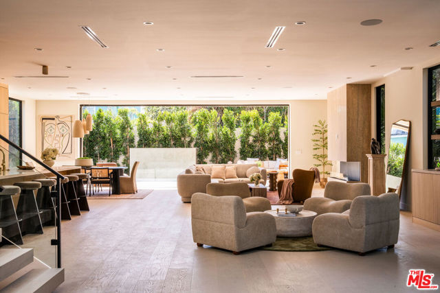 2457 Glyndon Avenue, Venice CA: https://media.crmls.org/mediaz/210bf08b-b2c5-4d1c-a60a-efc33aba0e2c.jpg