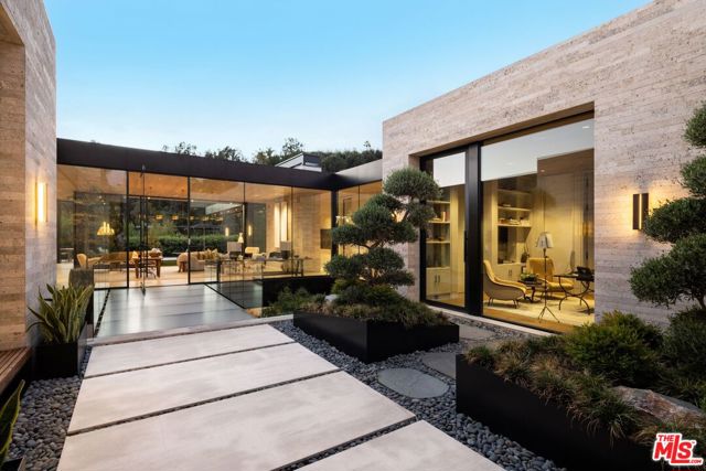 1335 Carla Lane, Beverly Hills CA: https://media.crmls.org/mediaz/210bf286-98d1-4b8f-9e49-f773acbb0424.jpg