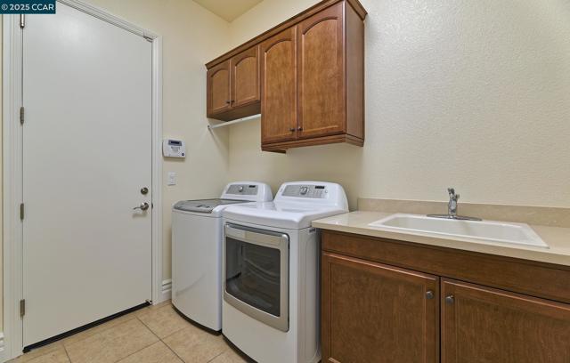 1681 Gamay Ln, Brentwood CA: https://media.crmls.org/mediaz/210c9b21-55e8-4253-b5a9-3ed846b0ff76.jpg