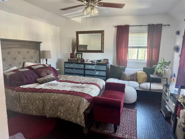 463 Golf Cir W, Manteca CA: https://media.crmls.org/mediaz/210ca13c-4f8b-48ad-8fda-66eb4269e888.jpg