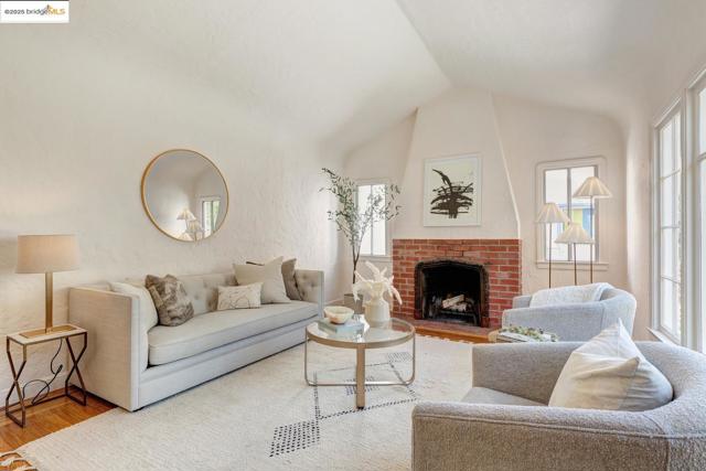 6753 Manor Crest, Oakland CA: https://media.crmls.org/mediaz/210cb364-5c4b-4910-84c1-a1865ddb7ace.jpg