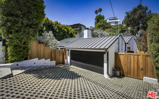 2425 Rinconia Drive, Los Angeles CA: https://media.crmls.org/mediaz/210d79cf-47c1-4c26-b90c-0c550b286920.jpg