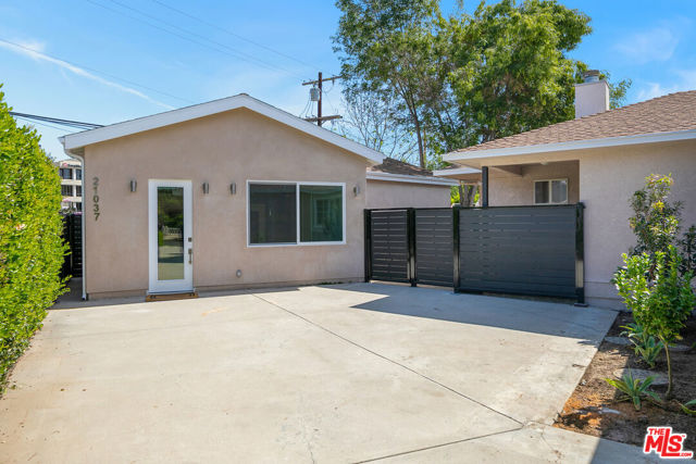 21037 Costanso St, Woodland Hills CA: https://media.crmls.org/mediaz/210ed5d4-c6fc-44d8-8a59-a73beeb1baac.jpg