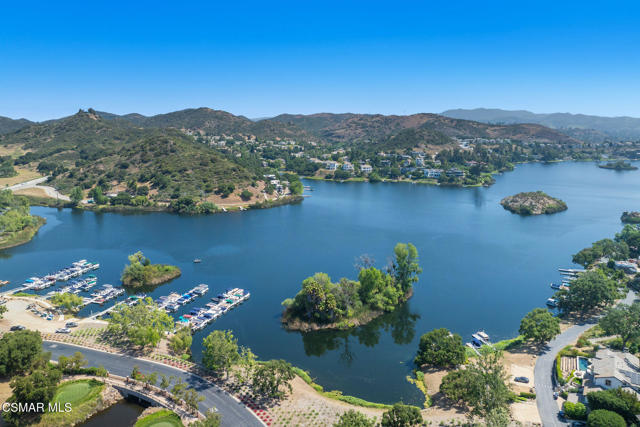 2479 Swanfield Court, Lake Sherwood CA: https://media.crmls.org/mediaz/210f0e09-0822-43c4-9ff5-b211e83302b4.jpg