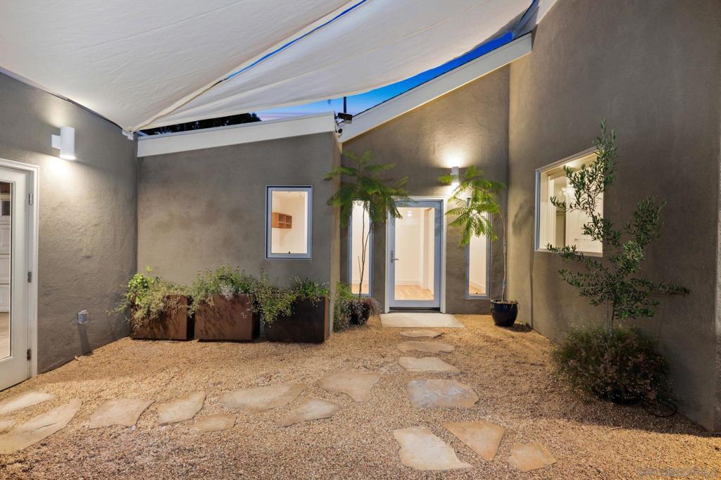 https://media.crmls.org/mediaz/210f2cee-a7a4-4595-970b-ba0cd1370af0.jpg?preset=X-Large