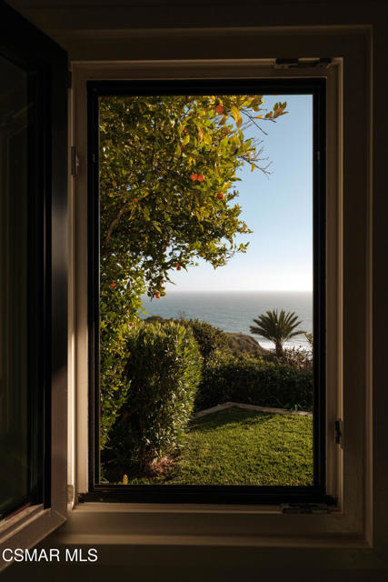 6813 Seawatch Lane, Malibu CA: https://media.crmls.org/mediaz/210f7d0d-5a04-40f6-a5a5-9a05be640a83.jpg
