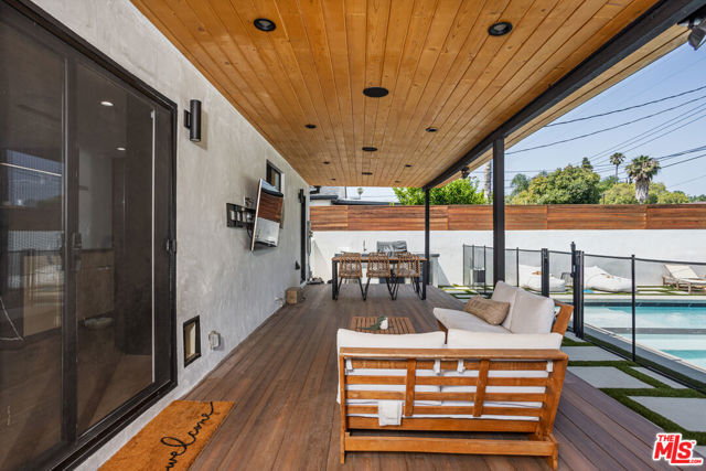 6610 Farralone Avenue, Woodland Hills CA: https://media.crmls.org/mediaz/210fb565-f723-440b-91ba-2e6fef2b86d5.jpg