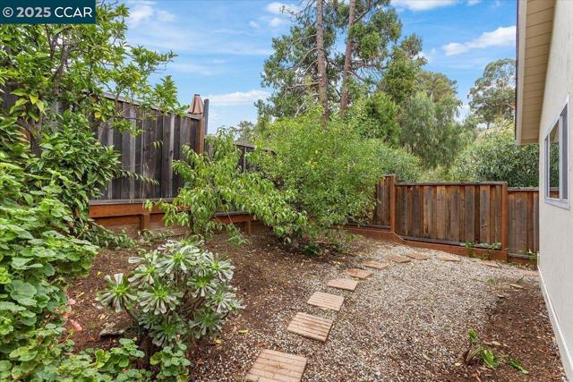2326 Bramble Ct, Castro Valley CA: https://media.crmls.org/mediaz/21101223-1bdc-4c5b-8bdd-08c95bc78854.jpg